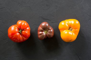 Çirkin organik renkli domates siyah ayarlayın.