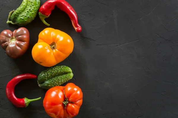 Feo tomate colorido orgánico, pimienta, pepino en negro . —  Fotos de Stock