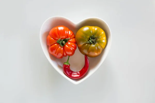 Los tomates feos maduros y el pimiento como la cara, sonrían con los ojos . —  Fotos de Stock