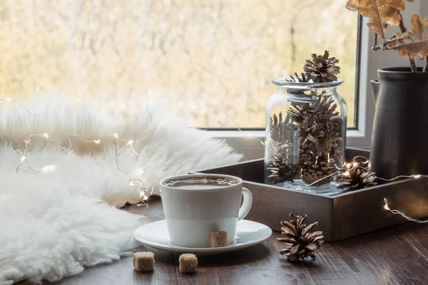Осенний уютный натюрморт на подоконнике дома. Чашка кофе дома, тёплая пушистая меховая кожа. Хигге . — стоковое фото