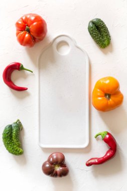 Çirkin organik renkli domates, biber, beyaz salatalık.