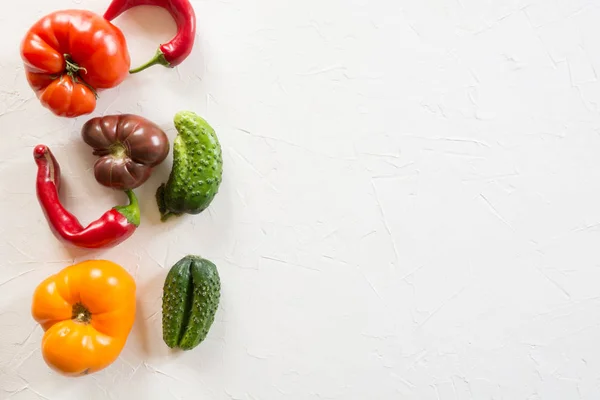 Feo tomate colorido orgánico, pimienta, pepino en blanco . —  Fotos de Stock