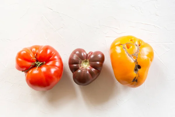 Feo tomates orgánicos de colores establecidos en blanco . —  Fotos de Stock