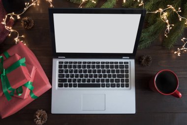 Metin veya özel Noel teklifi için yer olan ekran dizüstü bilgisayar.