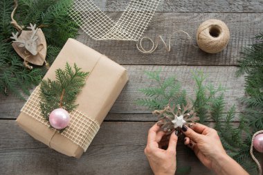 Noel tatili. Hediye kutusu, dekor, ip, köknar ağacı, dallar. Kadın bir hediye hazırlar. Üst görünüm ve copyspace. Düz yatıyordu.