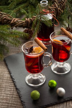 Noel geleneği içki. Tarçın, portakal ve siyah kayrak çanak noel decot ile Sıcak Mulled şarap. Kapat, kopyalama alanı.