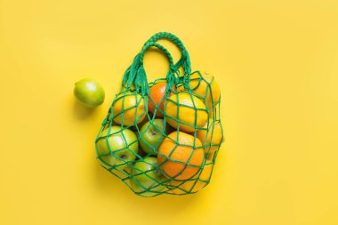 Friuts, limon, sarı turuncu ile Alışveriş dize çanta. Sıfır atık kavramı.