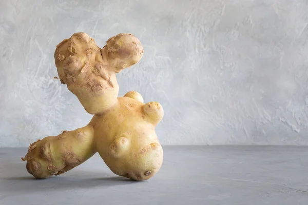 Çirkin patates. Konsept organik sebzeler. Yakın çekim. — Stok fotoğraf