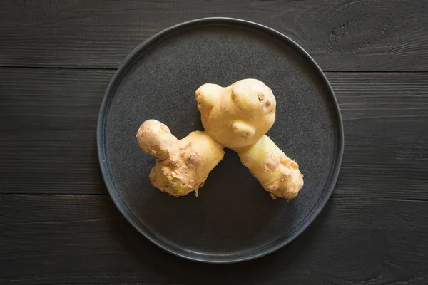 Άσχημες πατάτες. Ιδέα βιολογικών λαχανικών. Κοντινό. — Φωτογραφία Αρχείου
