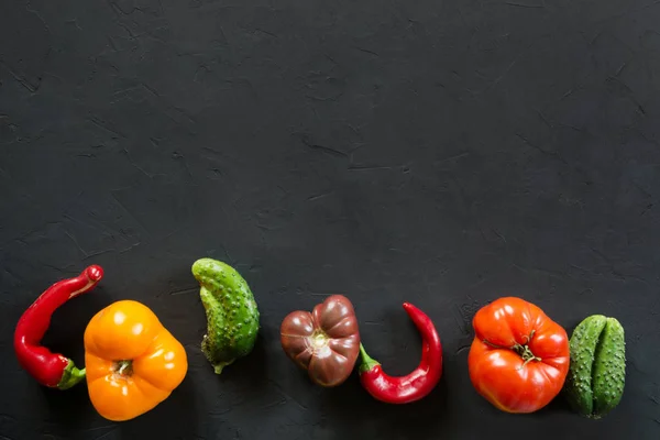 Feo tomate colorido orgánico, pimienta, pepino en negro . —  Fotos de Stock