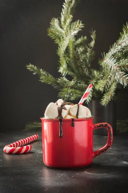 Siyah arka plan üzerinde noel ağacı dalları ile marshmallows ile sıcak çikolata ve kahve Kupa. Xmas.