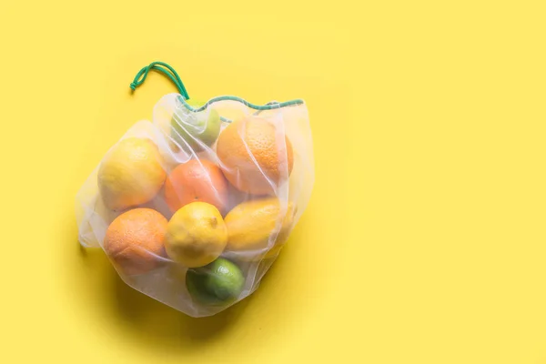 Frutas en bolsas de malla ecológicas reutilizables en amarillo. Cero residuos. Concepto ecológico. Detener la contaminación . — Foto de Stock