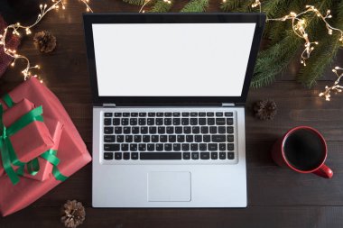 Metin veya özel Noel teklifi için yer ile Ekran dizüstü bilgisayar. Dizüstü bilgisayar ile Xmas alışveriş. Üst görünüm, düz yatıyordu. Tatil konsepti