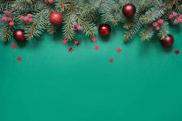 圣诞树树枝，红色玻璃球的绿色与复制空间。顶部视图。假日卡. — 图库照片