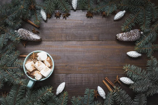 Karácsonyi keret fehér dísztárgy fából készült táblán. Nézd meg felülről. Mikulásos karácsonyi üdvözlőkártya. Hely a szöveg. — Stock Fotó