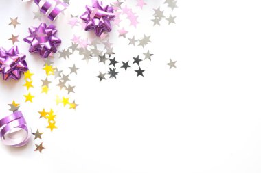 Gümüş ve pembe pastel dekorasyon Noel çerçeve, topları , tinsel, yıldız, beyaz glitter. Xmas. Düz yatıyordu. Kopyalama alanı ile üstte görünüm