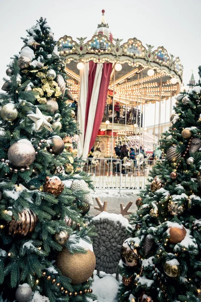 Árbol de Navidad y carrusel en la Plaza Roja. Celebración de Navidad y hadas. Año nuevo. Ciudad decorada . —  Fotos de Stock