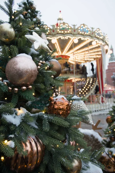 Árbol de Navidad y carrusel en la Plaza Roja . —  Fotos de Stock