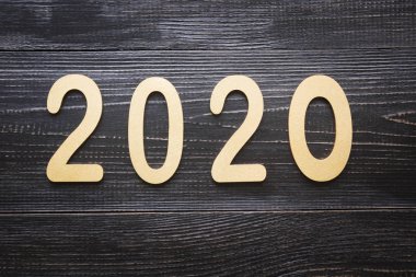 Mutlu Yıllar 2020. Koyu ahşap tahtada altın numara. Christm