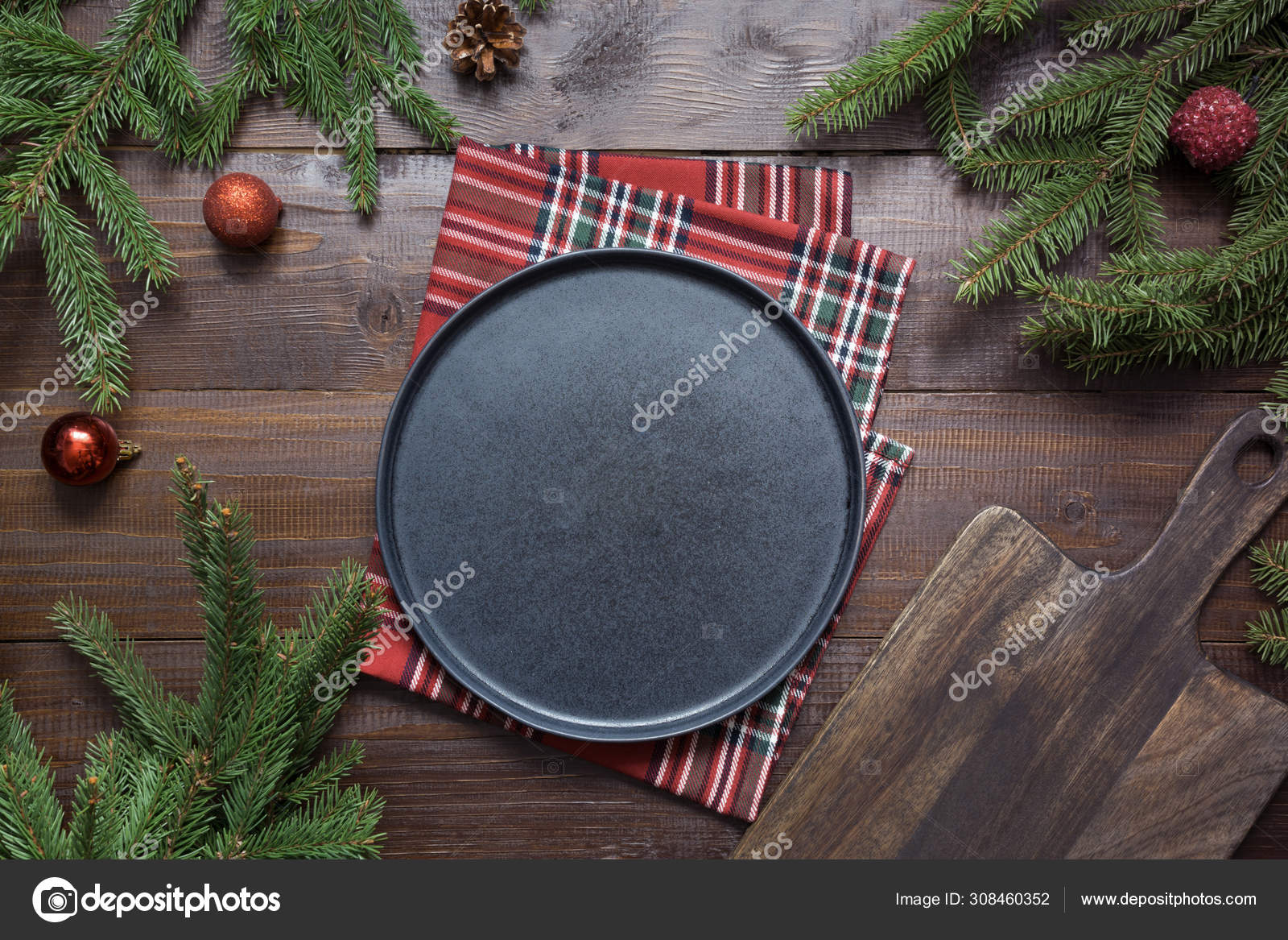 Frontera de comida navideña con plato negro, ramas evegreen y - Technical View