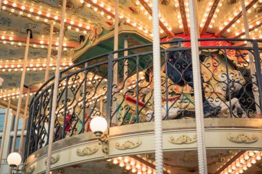 Moskova, Rusya 18 Aralık 2018. Kızıl Meydan'da Noel atlıkarıncası. Yeni yıl kutlaması ve peri. Moskova'da Xmas tatil.