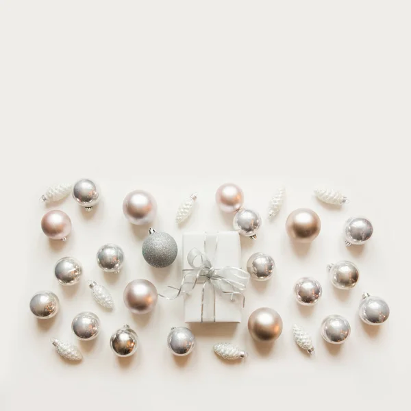 Рождественские белые и серебряные украшения, шары, подарочная коробка — стоковое фото