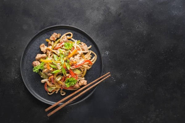 Udon Fideos Salteados Con Plato Cerdo Verduras Sobre Fondo Piedra —  Fotos de Stock