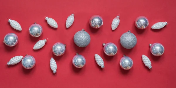Рождественский серебряный конус и шарики на красной поверхности . — стоковое фото