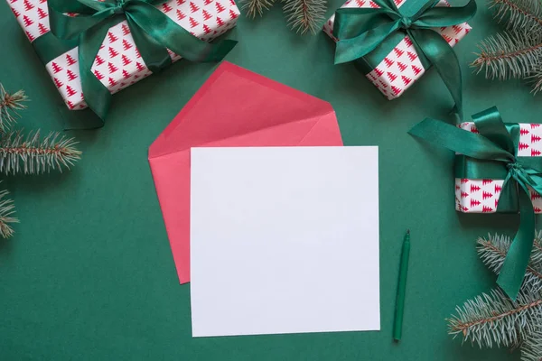 Natale lettera vuota a Babbo Natale o invito sul verde. Vista dall'alto . — Foto Stock