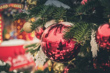 Kırmızı topları, çelenk ile süslenmiş Noel ağacı. Açık hava fuarı. Xmas kartı ve deseni. Kış.