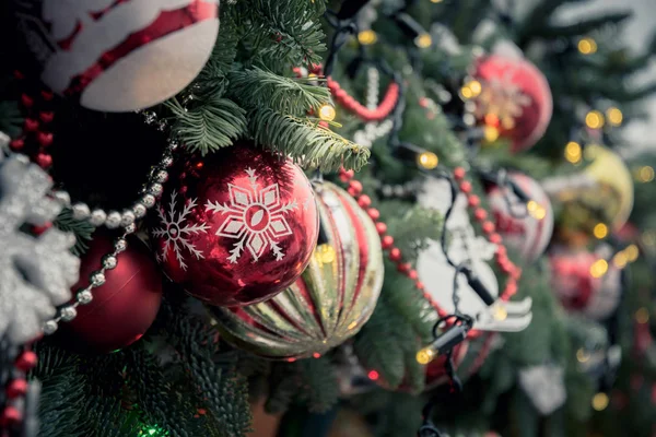 詳細は、赤、金色のボール、花輪でクリスマスキオスクを飾りました。屋外フェア。エクスマスパターン。クローズアップ。冬. — ストック写真