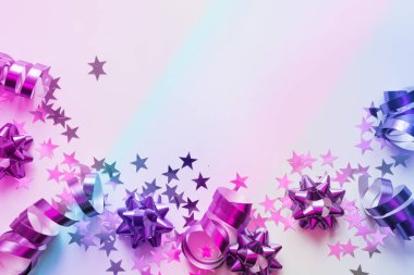 Gümüş ve pembe pastel dekorasyon Noel çerçevesi, flamalar, tinsel, yıldız, neon gradyan beyaz. Xmas. Düz yatıyordu. Kopyalama alanı ile üstte görünüm