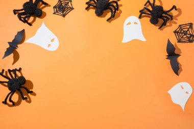 Örümcekler ve turuncu yarasa Cadılar Bayramı sınırı. Düz yatıyordu, üstten bak. Yaratıcı Cadılar Bayramı kompozisyonu.