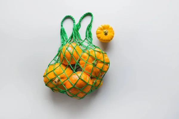 Bolsa de malla de compras con calabazas. Concepto de cero residuos. Espacio para texto . — Foto de Stock