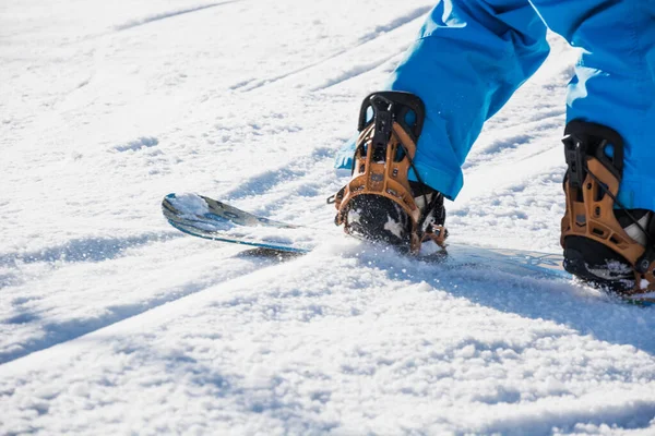 Freerider snowboardowy w górach. Sporty zimowe, snowboard, wypoczynek na świeżym powietrzu — Zdjęcie stockowe
