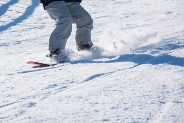 Dağlarda erkek botları ve kar kayağı nakliyecisi. Kış sporu, açık hava yaşam tarzı..