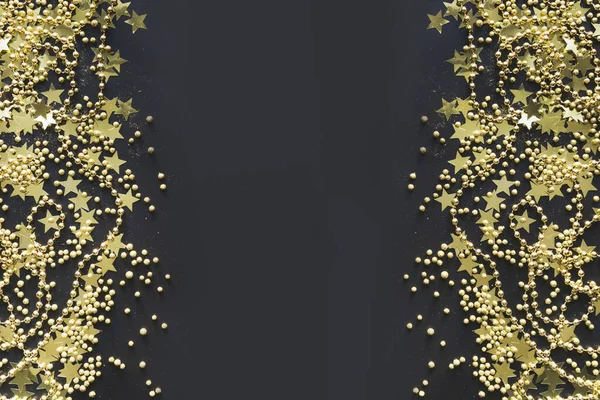 Julgränsen med gyllene dekoration på svart. Ett platt ligg. Utsikt uppifrån. Julflagga. — Stockfoto
