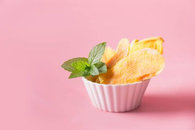 Beyaz kasede kurutulmuş ve kurutulmuş mango cipsi. Kapat..