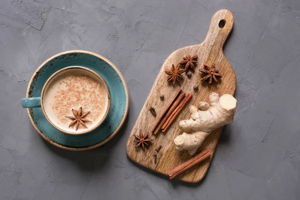 Masala Indischer Tee in Tasse mit Gewürzen auf grauem Betontisch. Ansicht von oben. — Stockfoto