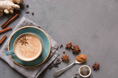 Gri beton masada baharatlar ile fincan masala Hint çayı. Üst görünüm.