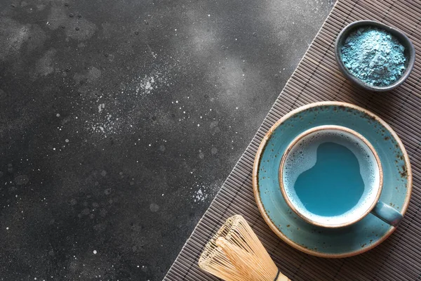 Blauer Matcha-Tee in Schale auf schwarzem Tisch. Raum für Text. — Stockfoto