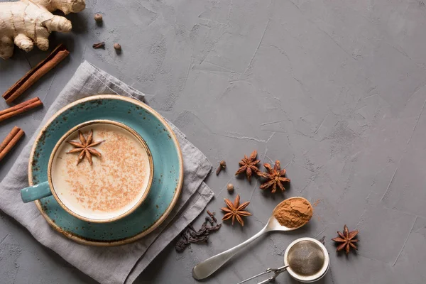 Masala thé indien dans une tasse avec des épices sur table en béton gris. Vue du dessus . — Photo