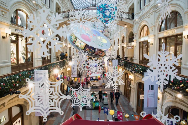 MOSCÚ, FEDERACIÓN RUSA - 28.12. 2018: Decoración interior de Año Nuevo y Navidad de los grandes almacenes GUM en Moscú en la Plaza Roja. Departamento de Estado tienda . —  Fotos de Stock