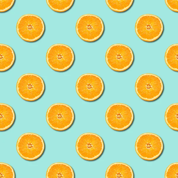 Nahtloses Muster aus Orangenscheiben auf neonmintgrünem Hintergrund. minimale, flache Verlegung. — Stockfoto