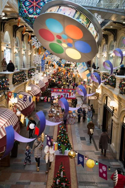 MOSCÚ, FEDERACIÓN RUSA - 28.12. 2018: Año Nuevo y decoración interior de Navidad de los grandes almacenes GUM en Moscú en la Plaza Roja. Departamento de Estado tienda . —  Fotos de Stock