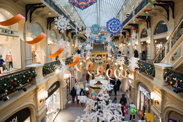 MOSCÚ, FEDERACIÓN RUSA - 28.12. 2018: Año Nuevo y decoración interior de Navidad de los grandes almacenes GUM en Moscú en la Plaza Roja. Departamento de Estado tienda . —  Fotos de Stock