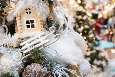 Gümüş kızakla süslenmiş Noel ağacı, çelenk. Xmas kartı ve desen. Kapat..