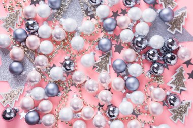 Gümüş toplar, yıldızlar ve pembe üzerine kurulu Noel arkaplanı. Üst Manzara. Xmas deseni. Yeni Yıl.