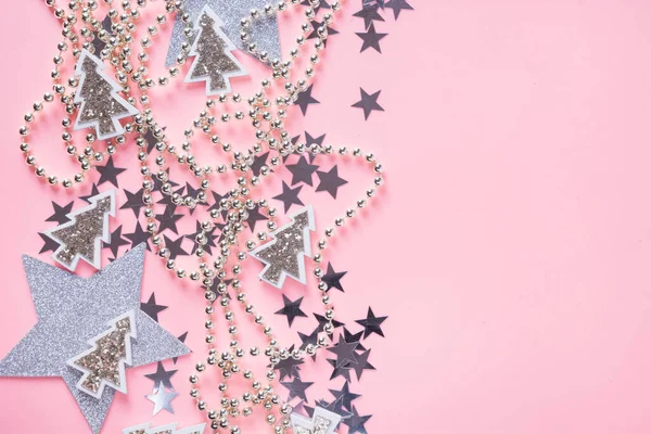 Fundo de Natal com bolas de prata, estrelas, em rosa. Vista superior. Padrão de Natal. Ano Novo . — Fotografia de Stock