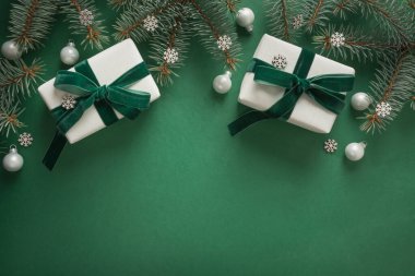 Noel sınırında Noel ağacı ve yeşil arka planda hediyeler. Mutlu noel kartları. Kış tatili - Mutlu yıllar. Metin için boşluk